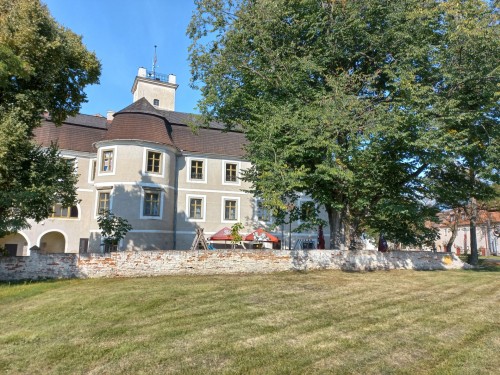 zámek "z boku" (2021) zámek "z boku" (2021)