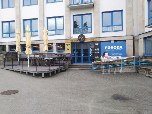 pohled na vstup na scénu přes hospodu (květen 2025)