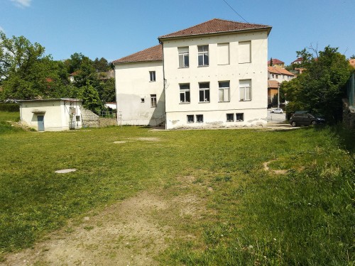 pohled na budovu školy v areálu (květen 2025)