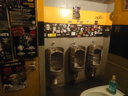 pohled na záchody (říjen 2025)